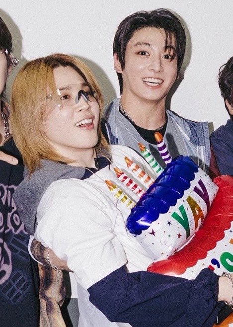jikookb_'s tweet photo. LOS PADRES DE LAS CHICAS LINDAS 😭😭😭 https://t.co/WhmtE4IOAQ