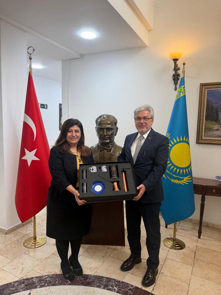 farukyelkenci's tweet photo. Kazakistan’da programlarımıza eşlik eden ve bizleri ağırlayan Almatı Başkonsolosumuz sayın Tuba Alan Özdenfedakar’a, ekibine, Eğitim Ataşemiz Şükür Köse’ye samimi ev sahiplikleri için teşekkür ediyor, bu güzel coğrafyadaki çalışmalarında muvaffakiyetler diliyoruz. https://t.co/2gCFmOZQfc
