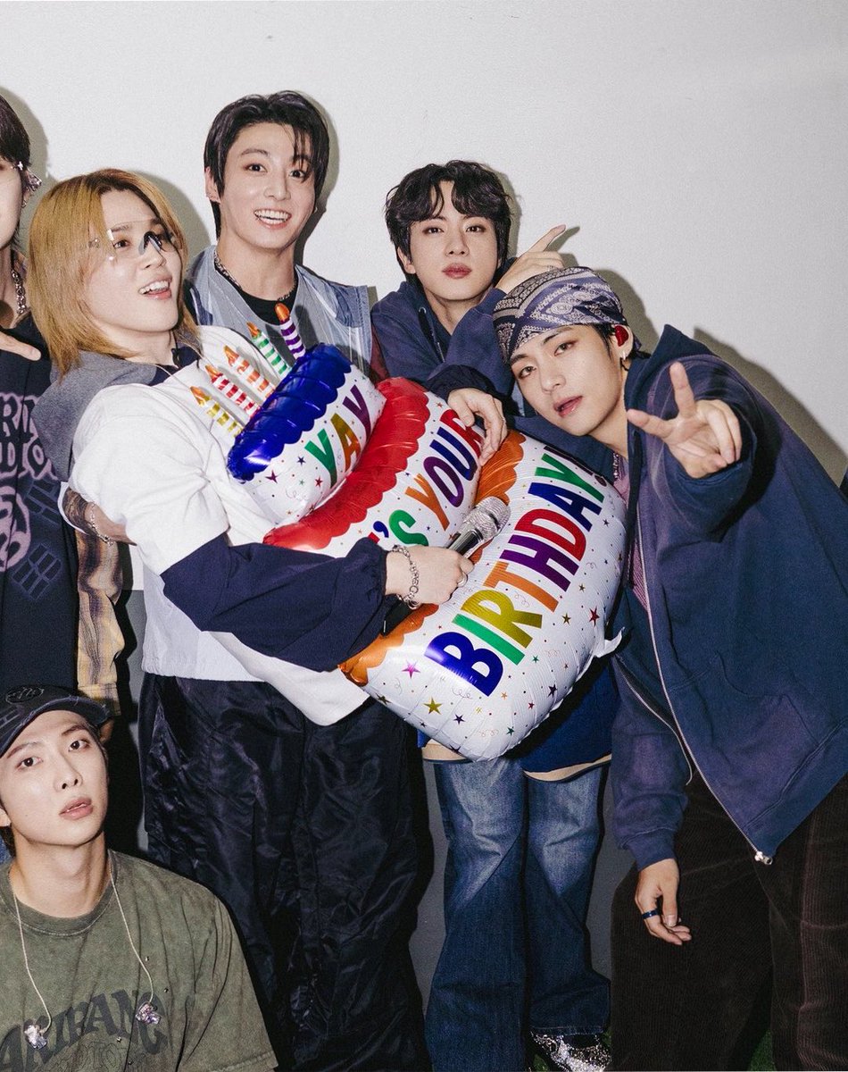 777withluv's tweet photo. WHERE THE FUCK ARE JIMINS LEGS ???? https://t.co/xSyd8m3b3y