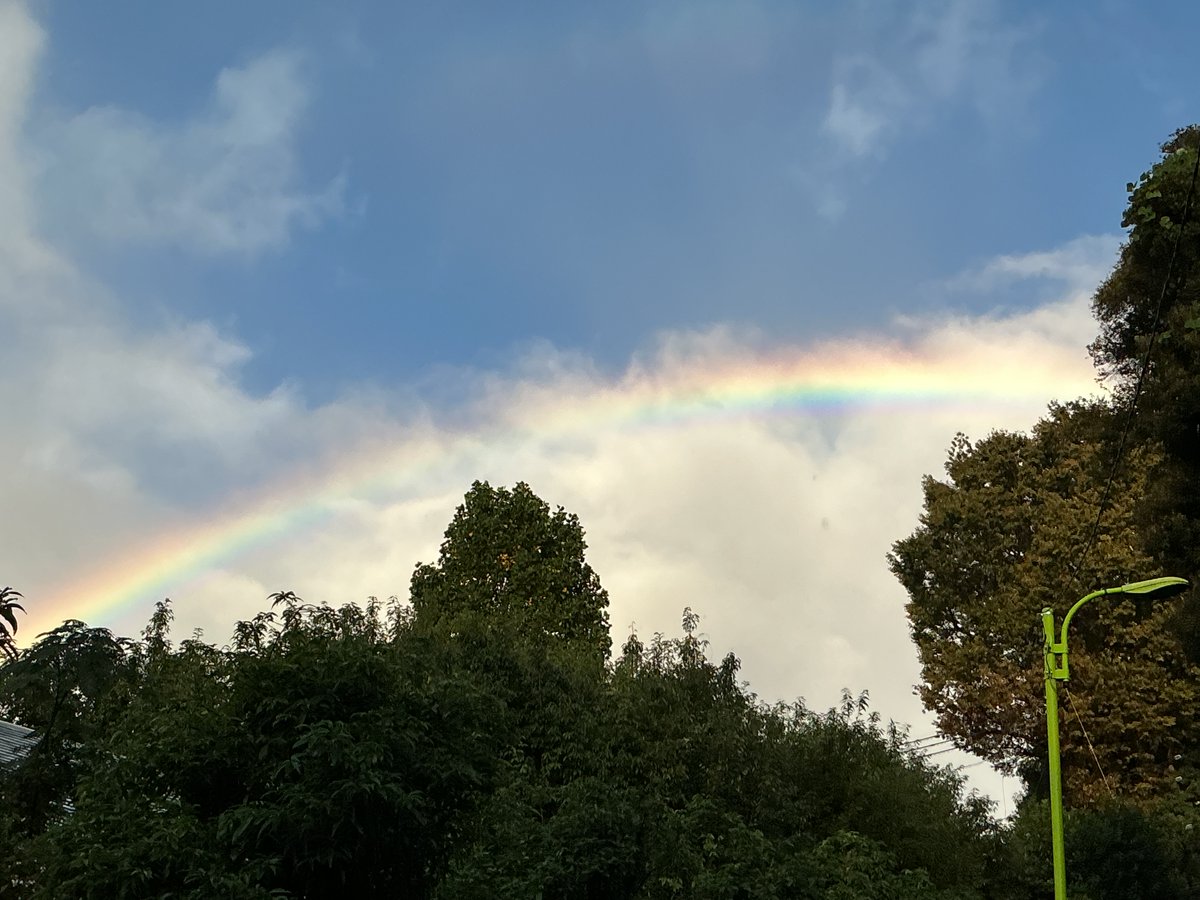 wkwi8y's tweet photo. 虹🌈綺麗😍（電波が悪くて送れなかった2日前に出た虹） https://t.co/pipzqm6R4P
