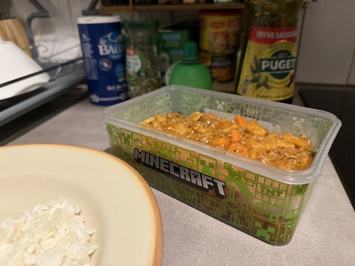 cynikkaTTV's tweet photo. leftover giniling in the minecraft tupperware #gangster https://t.co/huX9EV6Bbo