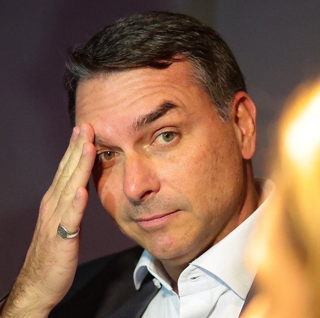 NP__Oficial's tweet photo. 🚨 ATENÇÃO l Flávio Bolsonaro foi 'usuário master' em conta de firma de investigado, diz PF

#LulaPaiDoFimDa6x1 https://t.co/E370PFkNGz