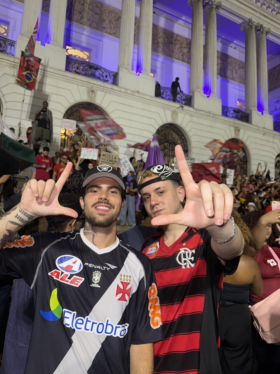dornellesmusic's tweet photo. O Flamengo e o Vasco fazem o L pra comemorar o fim da escala 6x1 ❤️🖤 https://t.co/zrWJFTjMQM