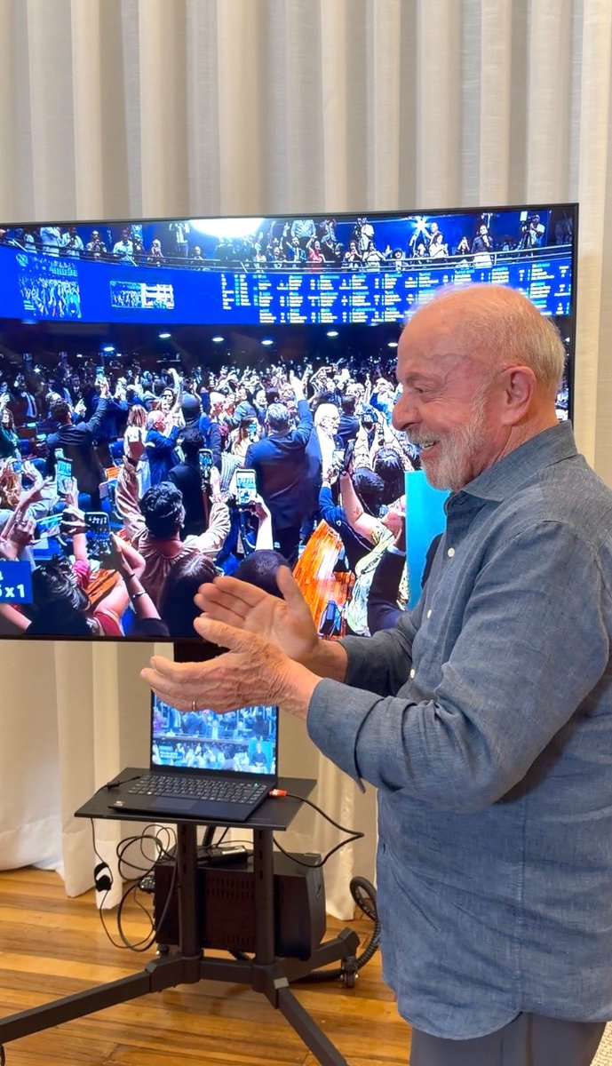 NicolyVirgulin's tweet photo. A classe trabalhadora venceu!
Vai ficar marcado na história pra sempre. E que maravilhoso é saber que foi no governo do nosso atual e futuro presidente Luís Inácio Lula da Silva! 🙌🏻❤️

#LulaPaidoFimdaEscals6x1 
#OEXERCITODOLULAVOLTOU https://t.co/WtfBfuBtwP