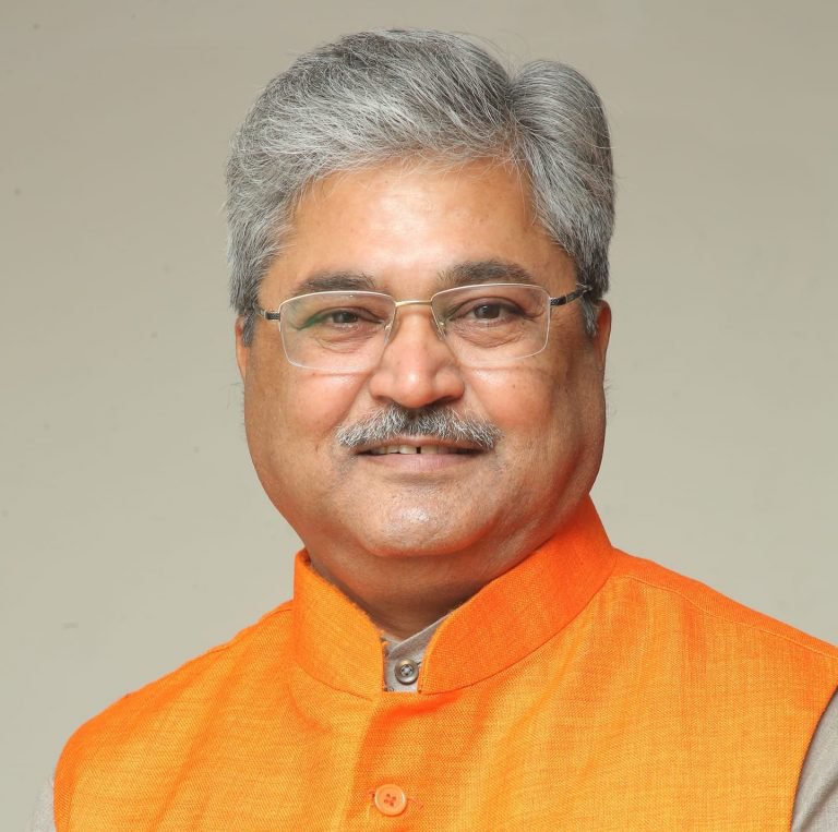 thenicks_7's tweet photo. Meet Dushyant Gautam, a big face of BJP Uttarakhand.

You all are aware of the Ankita Bhandari case:

Ankita was a receptionist at a resort.
One day, Dushyant came to stay at that resort.

He asked the hotel management to provide him with a girl for his “service” (in other words, sex).

The hotel management offered Ankita ₹10K for this.

Brave girl Ankita didn't take even 1 second to refuse.

She was brutally murdered, and three men were convicted and sentenced to life imprisonment.

It's been 4 years, and Ankita's father, a security guard, is still fighting for justice for his daughter.

And now, Dushyant Gautam, whom Ankita's parents have accused of being the VIP, has been rewarded with the Governor's seat in Sikkim.

To make matters worse, Article 361 of the Indian Constitution provides immunity to a sitting Governor from criminal proceedings in court during their term.

This country is literally a hell hole on earth🤢🤮🤮🤮