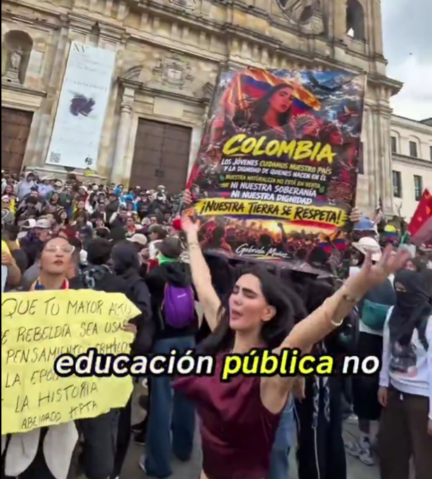 mateoamayaq's tweet photo. La megalomanía le llego al punto de salir con una pancarta de ella misma. https://t.co/zeBgofJrm9