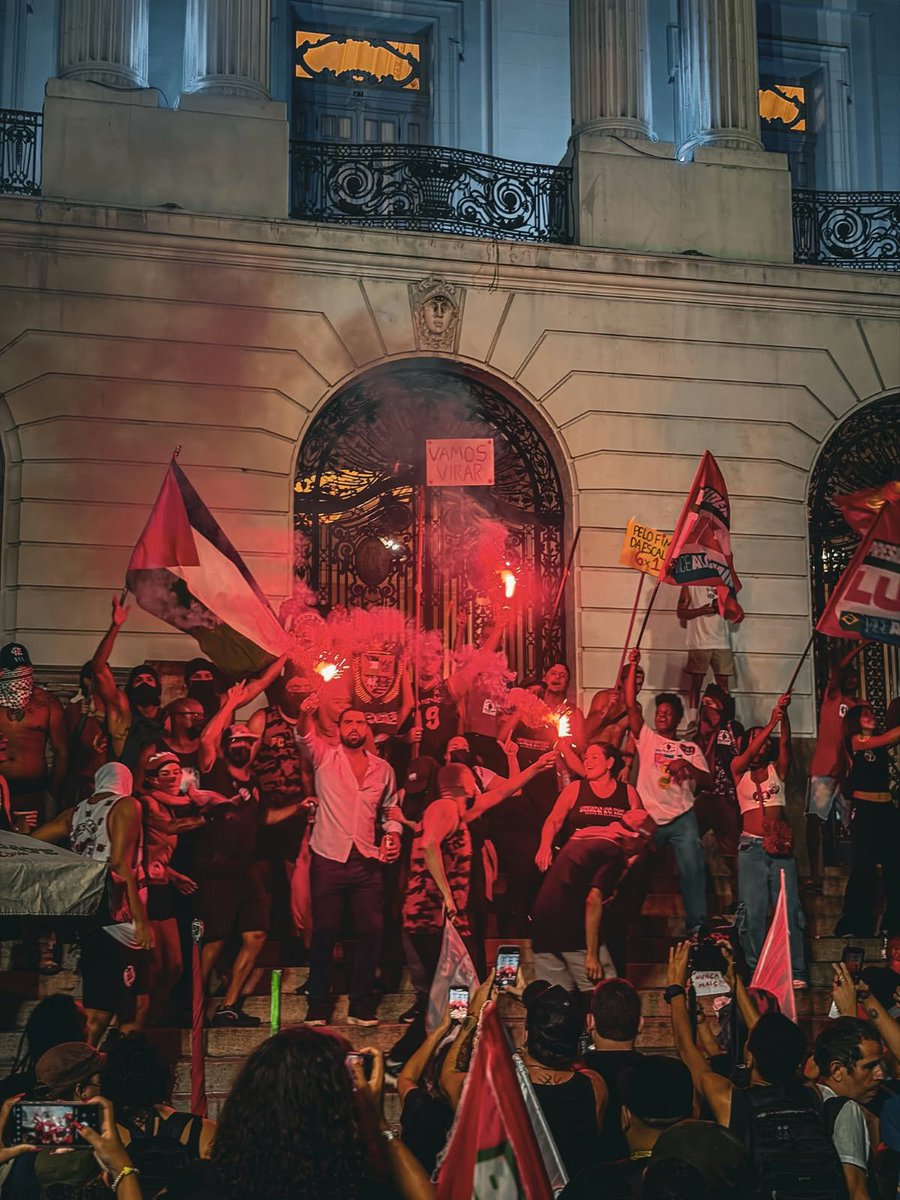 yan__crf's tweet photo. 14/10/2026
Mais uma vez a torcida do verdadeiro time do POVO  se fez presente pra reivindicar os direitos do TRABALHADOR e da PÁTRIA. https://t.co/tyXu69853G