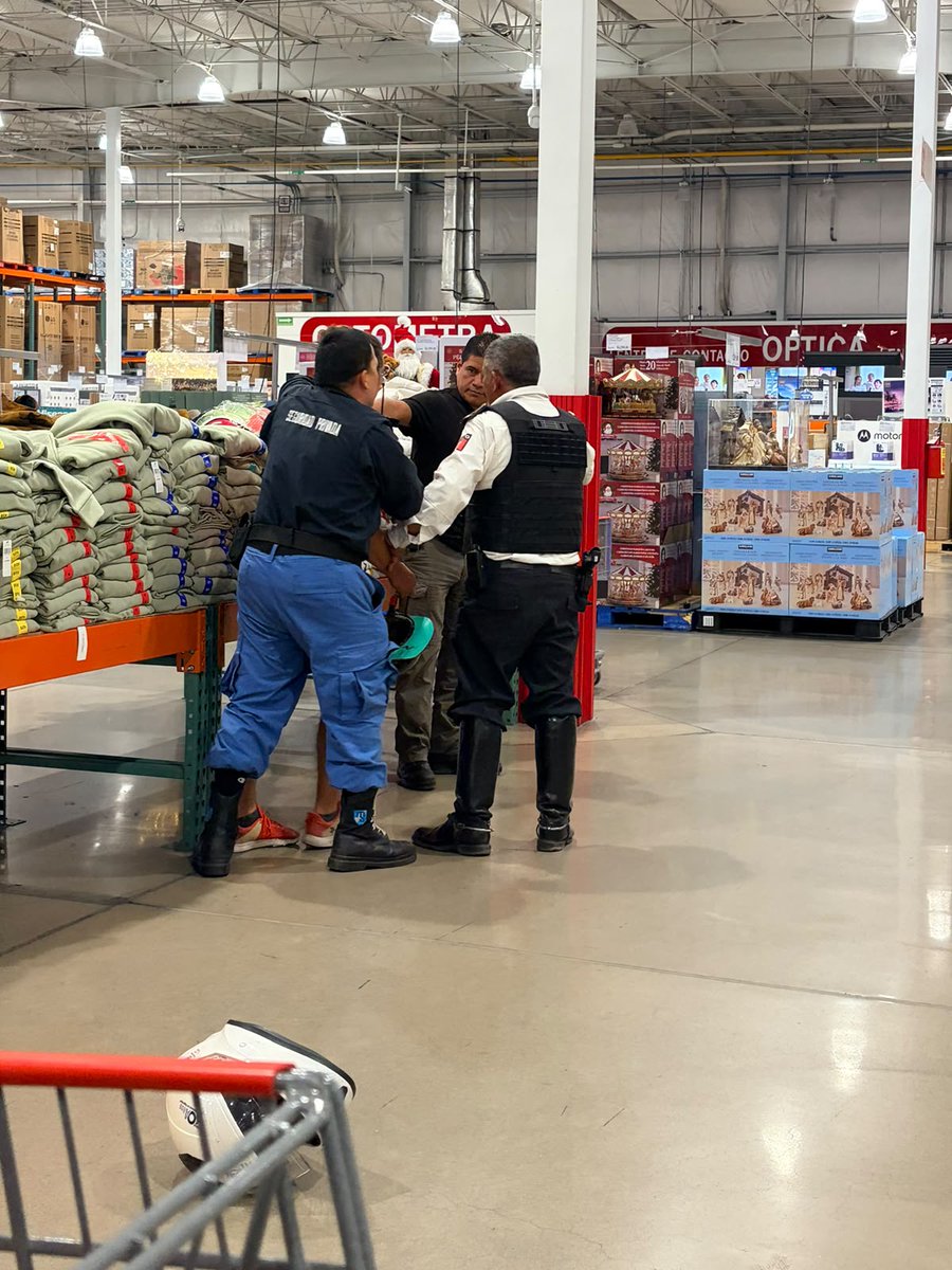 DiariodeMorelos's tweet photo. 🛑 Detienen a sujeto tras intentar robar una motocicleta en supermercado de Cuernavaca

Un hombre fue capturado esta noche dentro de la tienda Costco, ubicada en Lomas de la Selva, luego de intentar robar una motocicleta en el estacionamiento. Tras verse descubierto por la seguridad del lugar, el sospechoso corrió e ingresó al establecimiento para intentar resguardarse, donde finalmente fue sometido y entregado a las autoridades.