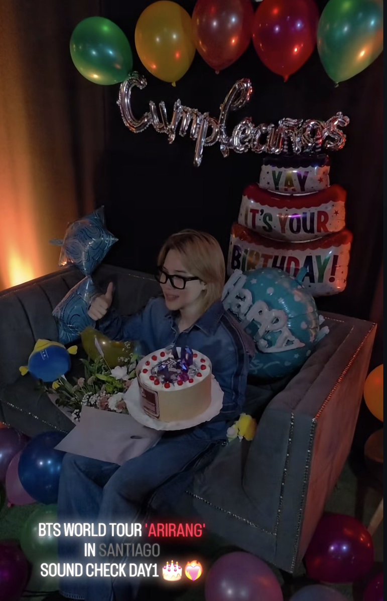 flowerputff5's tweet photo. Nunca pensé emocionarme por la palabra “cumpleaños” nunca imaginé ver a un bts con un globo así, amo amo, feliz cumpleaños Mimi 😭😭😭😭😭 https://t.co/ZUotGAzzcy