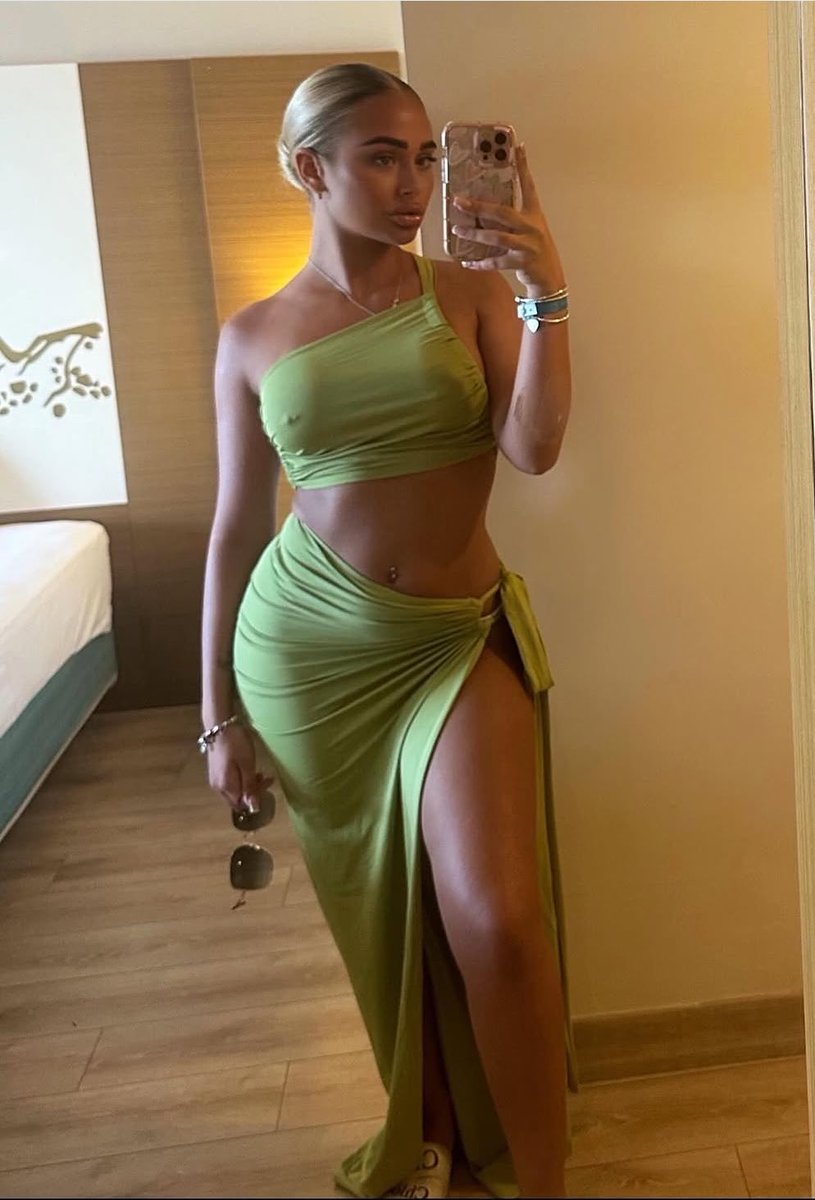 UkSluz's tweet photo. Nutty face with a massive rack, one stroke won’t hurt 😉😵‍💫#busty #tart #chav #wankchat #horny #cumtribute #cumtrib #tribute #faceporn #filler https://t.co/oGtwNqhdlA