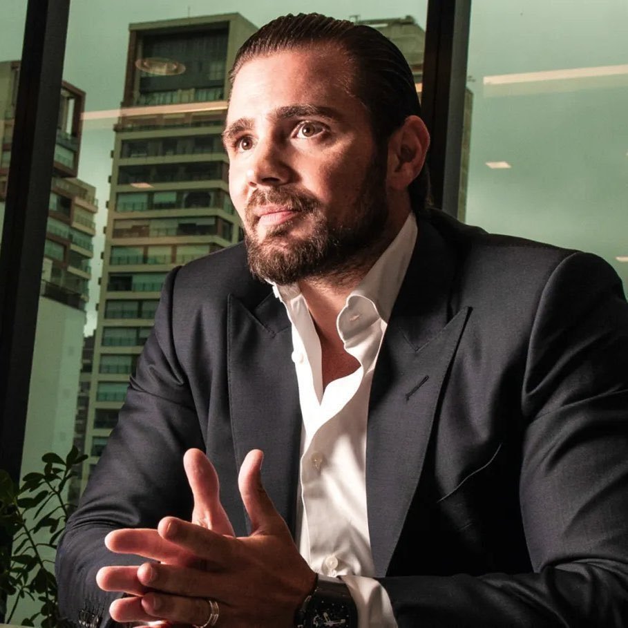 republiqueBRA's tweet photo. 🚨 🗣️ “Mas a Malu é livre. Ninguém a escala”, disse Frederic Kachar, CEO da Editora Globo, sobre a jornalista Malu Gaspar, em mensagem enviada a Daniel Vorcaro. https://t.co/eWPWC4QjI4