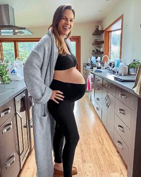 egg335374's tweet photo. 52-year-old Hilary Swank announced a second fake pregnancy today.

Hilary claims to have given birth to twins in 2023 at age 48, with the only body weight gain appearing to be  a silicone moonbump (second pic).

The public just can't get enough of Hollywood men with Adam's apples, adonis belts, and male gaits lying about being pregnant.

And the older the troon the more they love it...falling for the purposely set trap of believing bio females have no problem bearing children later in life.