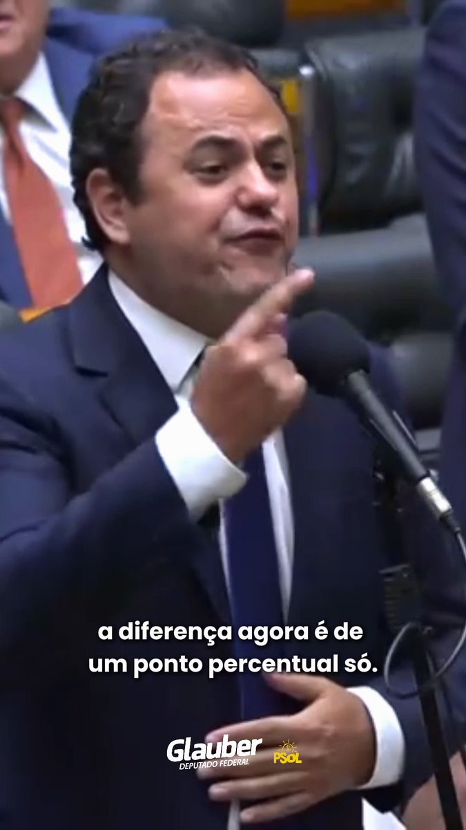 A man in a dark suit and tie speaks emphatically into a microphone in what appears to be a legislative chamber, with the Portuguese subtitle "a diferença agora é de um ponto percentual só" (the difference now is just one percentage point). The image features branding for "Glauber Deputado Federal PSOL," suggesting Glauber Braga, a federal deputy from the PSOL party, is delivering news about a narrowing political margin or poll difference in the Chamber of Deputies.