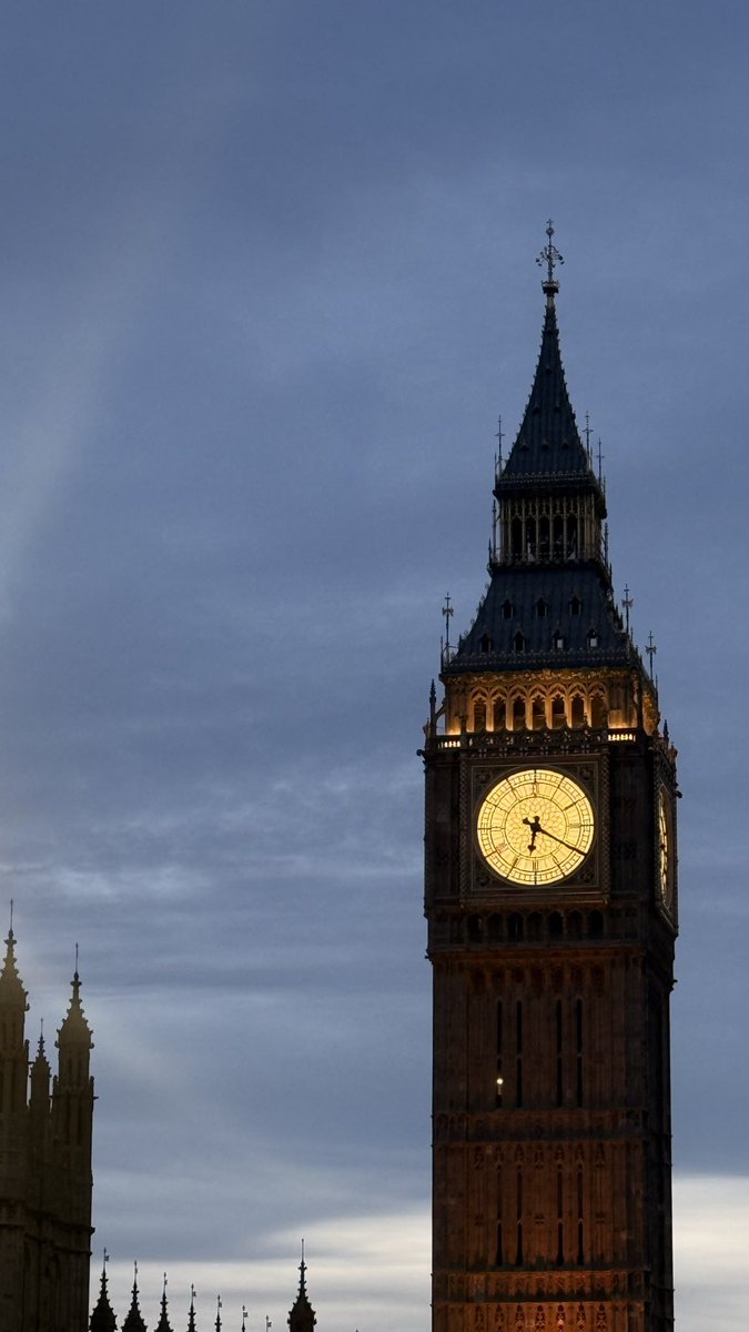 llillnad's tweet photo. -In London- https://t.co/8B8WG3R05i
