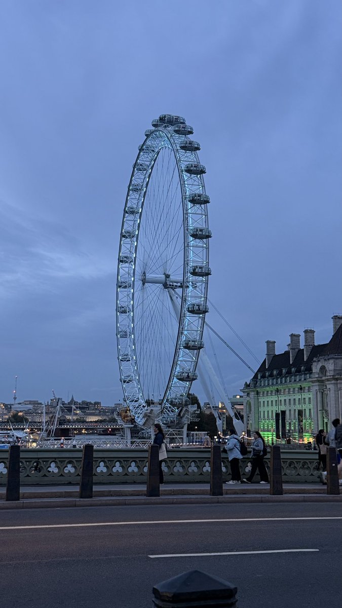 llillnad's tweet photo. -In London- https://t.co/8B8WG3R05i