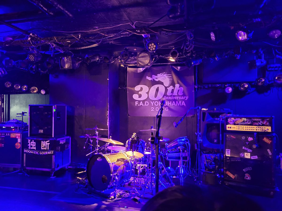 yoshi2429's tweet photo. FAD30周年シリーズ2026❇️
10-FEET×ストンピン🍁
前方には行けへんて思ってたし、後ろで楽しもうと思ってた。せやけど、背の高い人前にいすぎてタクマさん見えへんやんってなって突っ込むよね😝
そんで何か小箱やし、近くなったし、1日おきに会ってたのにドキドキが心臓の音が聞こえるんちゃうかぁ～ https://t.co/h1BmDg9e4Q