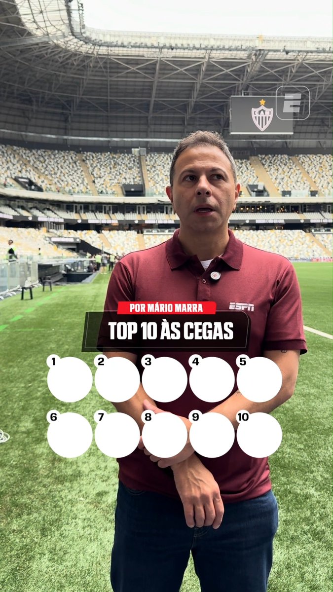 A male presenter wearing a maroon ESPN polo shirt stands on the pitch of a large stadium, featured alongside a "TOP 10 ÀS CEGAS" (Top 10 Blind) graphic with numbered circles 1-10, attributed to "POR MÁRIO MARRA," promoting the upcoming Atlético-MG match broadcast on ESPN.