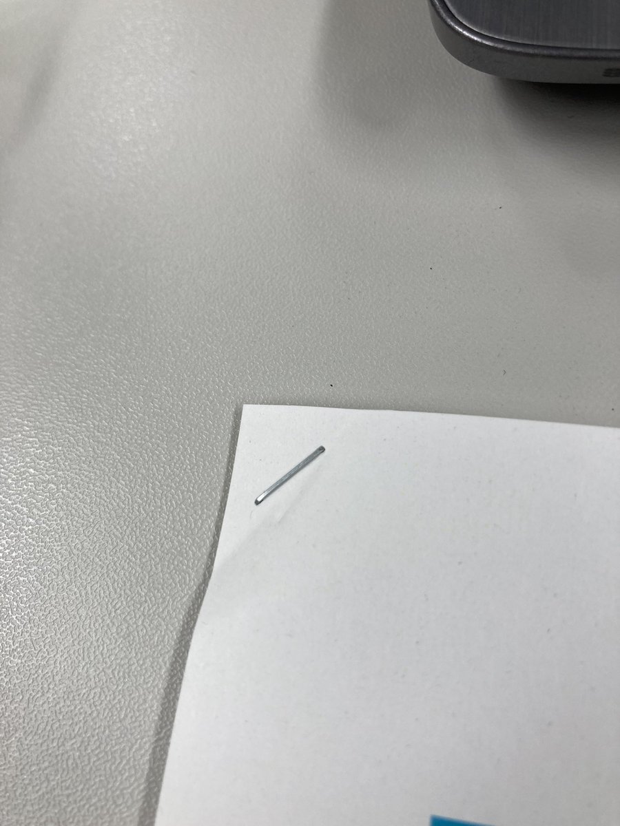 takizawa0914's tweet photo. 【今日のごみトリビア】
資料などの紙を古紙回収で出そうと思った時、ホチキスをわざわざ取らなくても雑がみとして出せます！取ってくれた方がありがたいのですが、こちらもリサイクルの過程で異物を取る機械で除去することができますので、そのまま古紙回収に出して大丈夫です！ https://t.co/yB1kmuQWgq