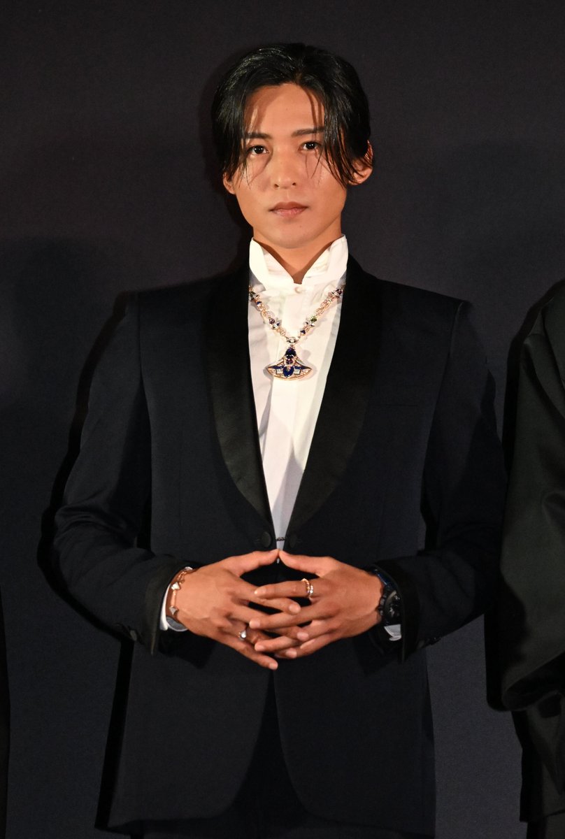 nikkansports's tweet photo. 目黒蓮「ただいま」ネイビーのスーツ、胸元にはジュエリー　４月の一時帰国以来となる公の場
#SnowMan #目黒蓮  https://t.co/tzl1beMihh https://t.co/uL58537uUZ