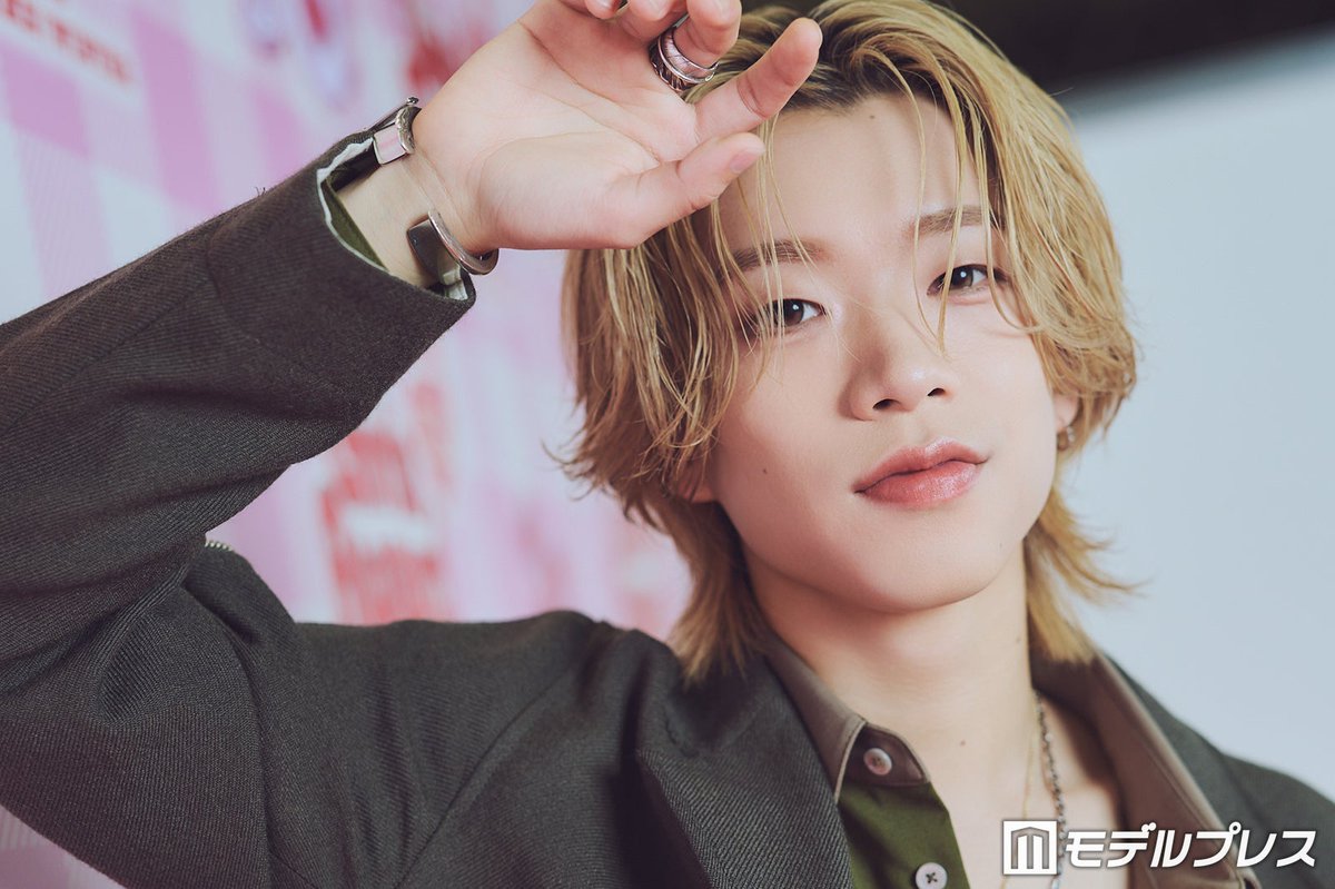modelpress's tweet photo. 【BUDDiiS森愁斗インタビュー】

「エビライ」欠席だった兄・もーりー
からの言葉 「メッセージがきました」✉️
https://t.co/2jw1V5Sl5G

▫️“初めてのEBiDANらしい楽曲”
「キミは都市伝説」反響を実感

▫️24歳の誕生日の思い出

@MORRIE_SHOOT_MG @buddiis https://t.co/M03hn0LxeF