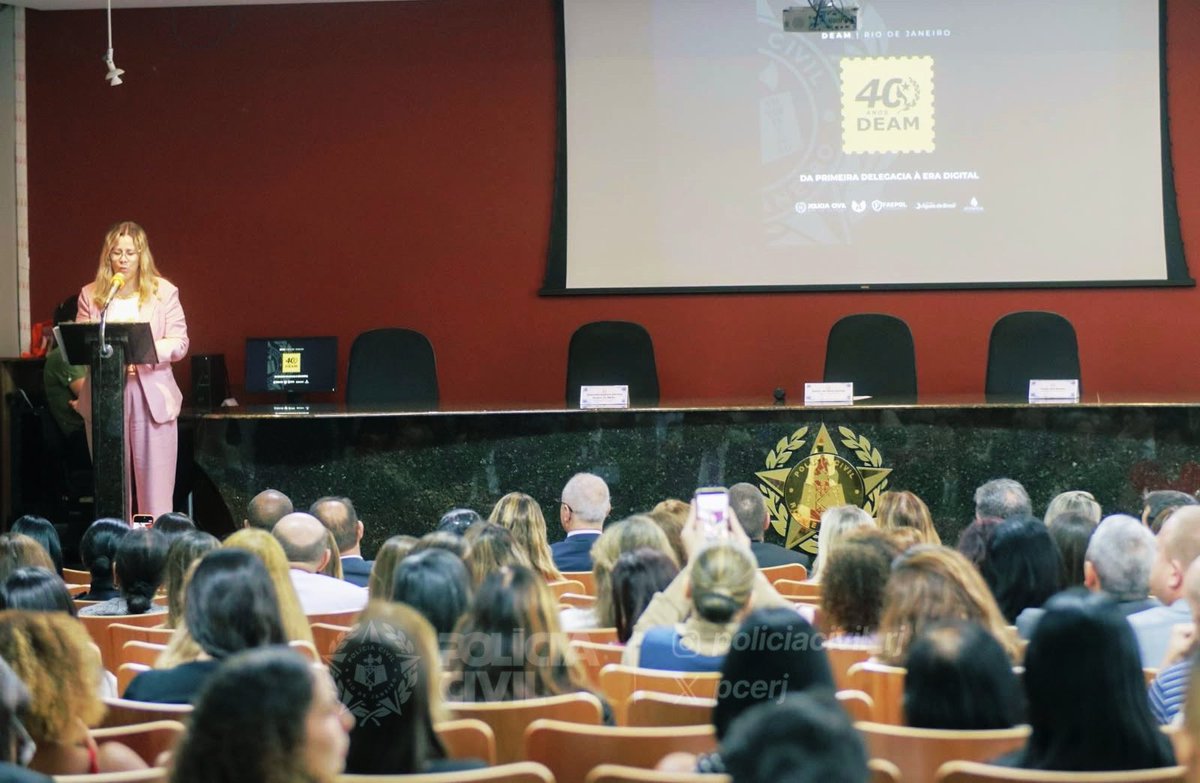 PCERJ's tweet photo. INSTITUCIONAL | Academia Estadual de Polícia Sylvio Terra (Acadepol) recebe, nesta quarta-feira (14/10), evento em celebração aos 40 anos das Delegacias Especializadas de Atendimento à Mulher (DEAMs). 

Uma história escrita por mulheres: da primeira delegacia à era digital.

Quatro décadas de avanços, conquistas e fortalecimento da rede de proteção às mulheres 🦅🤝

Leia na íntegra 🔗
https://t.co/TXFWH6p9YE