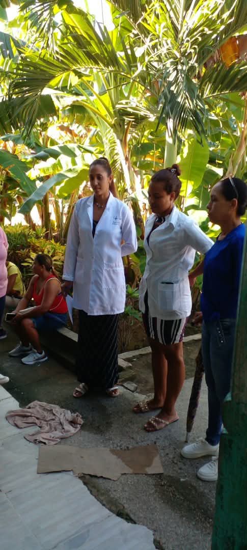 SaludGuantanamo's tweet photo. ⚕️En la decena de municipios #guantanameros continúan las intervenciones sanitarias de la campaña antivectorial: frente al Aedes aegypti y para frenar el incremento de arbovirosis. Está vez las imágenes nos llegan de la comunidad de Guaibanó, del municipio San Antonio del Sur. https://t.co/GtJIR7upYN