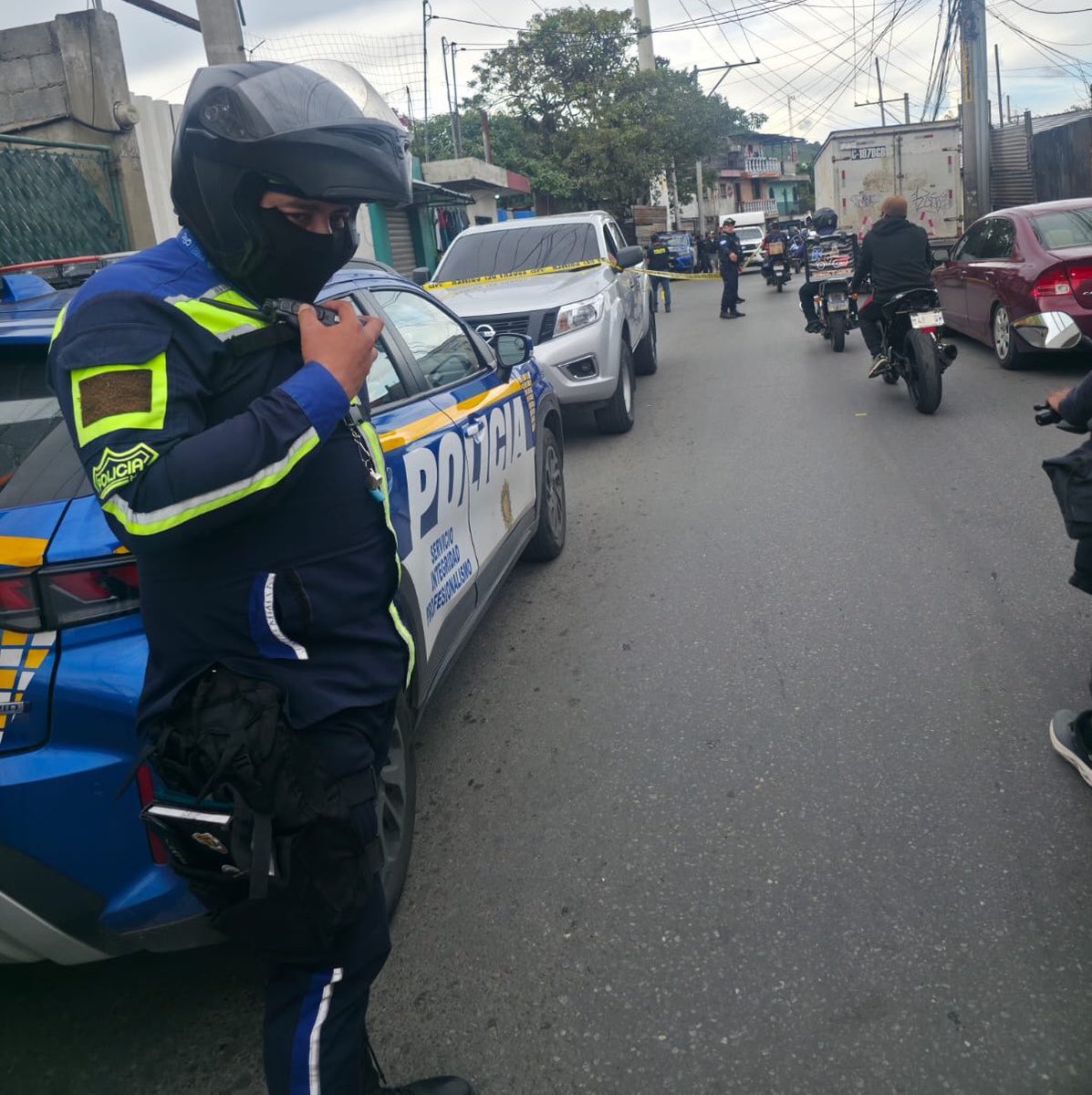 Ataque armado. 🟧 Kilómetro 9 de la ruta a San Pedro Ayampuc, entrada a la colonia El Rosario en zona 18. 2 personas heridas con arma de fuego, unidades de e…