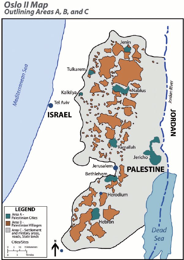 InfoEquitable's tweet photo. 🔴 Ah bon, @LiseronBoudoul, ce sont les "colonies israéliennes toutes illégales au regard du droit international", qui figurent en rouge sur votre carte ?

C’est curieux, comme leur emplacement coïncide précisément avec la #ZoneC des accords d’#Oslo (en gris sur l’autre carte que nous joignons).

Ah, mais c’est que vous n’avez pas pensé à mentionner ces accords dans votre reportage… 

How convenient 🫣 !

De la sorte, votre public ne saura pas que ces accords signés par Israéliens ET Palestiniens et jamais annulés ont confié l’administration de la Zone C à Israël, y compris sur le plan civil et donc l’aménagement du territoire. Pour une raison simple, la population palestinienne est, elle, largement concentrée dans les villes sous administration civile palestinienne des zones A et B, en vert sur votre carte.

Mais tout cela, vous le savez. Vous savez, que la présence israélienne en zone C a cette légitimité juridique. Vous n’êtes pas venue sur place pour donner de l’information, mais pour fabriquer un petit thriller, avec le scenario du bon et du méchant et les musiques anxiogènes qui vont avec.

Alors s’il y a de la violence chez certains de ceux que vous appelez colons, vous pouvez la critiquer mais ici rien n’est crédible : il est sympa votre vieux berger palestinien mais le terrorisme palestinien est endémique et létal et vous n’en montrez pas la moindre image.

Ce genre de reportage à charge et, insistons, dénué à dessein de tout contexte en violation des règles les plus élémentaires du journalisme, diabolise Israël et par extension les Juifs contre qui il suscite du ressentiment. Au final, vous mettez les Juifs de France en danger. Mais ça non plus, vous ne pouvez l’ignorer…
