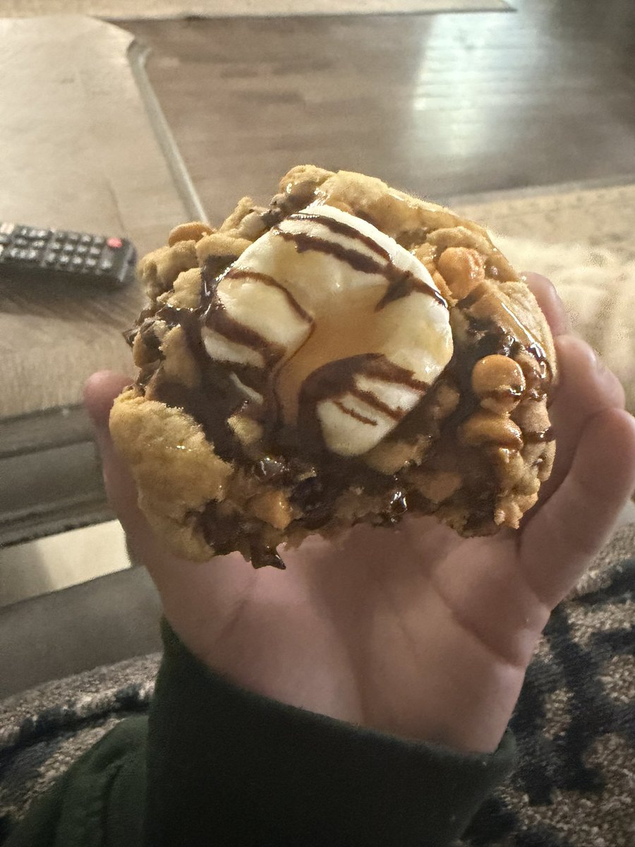Prettypisces0_0's tweet photo. idc ill never pass up one my sisters cookies https://t.co/oE9hmZImLk