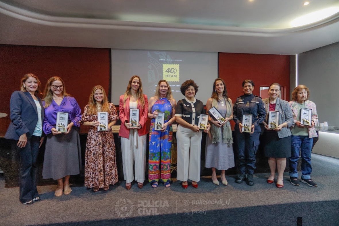 PCERJ's tweet photo. ➡️ Durante a solenidade, policiais civis, autoridades e representantes de instituições parceiras foram homenageados por suas contribuições à consolidação das Deams e ao enfrentamento à violência contra a mulher.

🤝 Entre os homenageados, delegadas que estiveram à frente do departamento, chefes de serviço das unidades e profissionais que ajudaram a construir essa trajetória, além de representantes do Poder Judiciário, Ministério Público, Defensoria Pública e demais instituições que integram a rede de proteção.