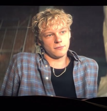 whendeesnutzz's tweet photo. since Ryan’s always wearing a chain, i hc that he’s not always paying attention to when the clip of the chain is in the front or not, so naim notices and adjusts it for him without commenting beforehand https://t.co/XgjszE7bZw