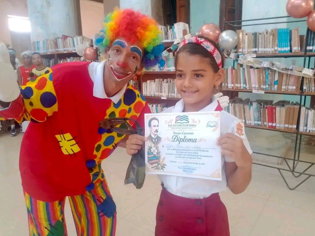 CubaxporLaPaz's tweet photo. Celebrando la Jornada de la Cultura Cubana la Biblioteca Municipal Jose Antonio Echeverría, realizó en sus instalaciones la Premiación del Concurso "Leer a Martí"  con el Payaso Ripito.
Felicidades a los pequeños.
#JornadaCulturaCubana
#MatancerosEnVictoria
#Cárdenas https://t.co/4eD4WiJE3j