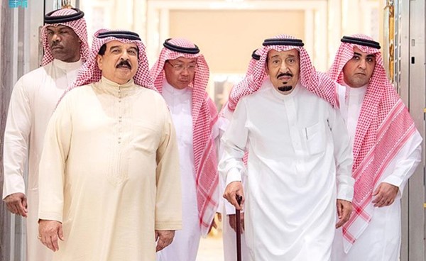 mohamedalm86726's tweet photo. حكامنا آل خليفة وآل سعود https://t.co/GwKM9tC62N