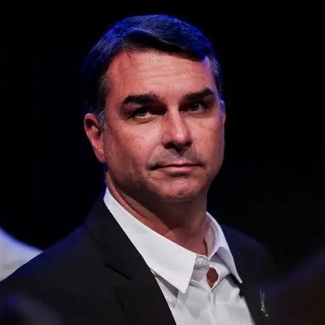 centralreality's tweet photo. Flávio Bolsonaro discute com empresários um plano para elevar a idade mínima de aposentadoria de 62 para 67 anos e rever o Bolsa Família, afirma ICL Notícias. https://t.co/xPg4kCIYFE