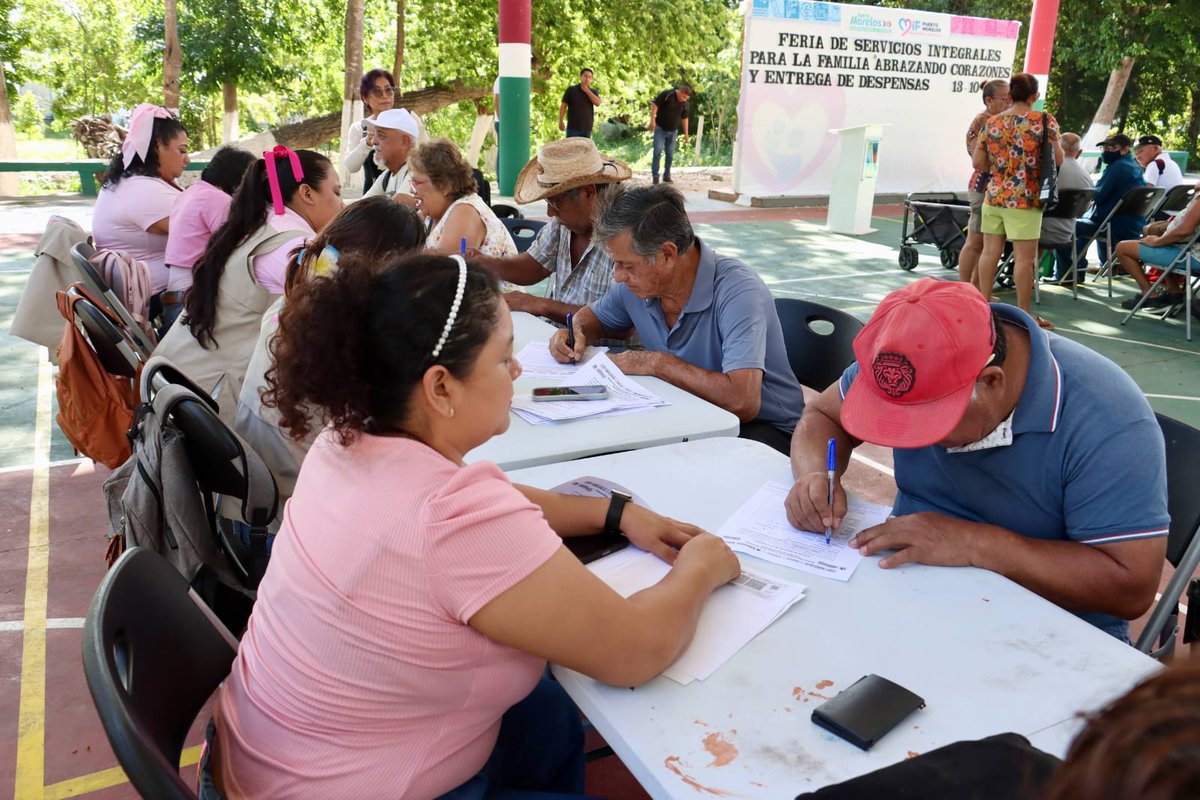 radioturquesa's tweet photo. Como parte de la Feria de Servicios Integrales para la Familia “Abrazando Corazones”, el Sistema para el Desarrollo Integral de la Familia (DIF) de Puerto Morelos entregó alrededor de 400 despensas a personas adultas mayores y en situación de vulnerabilidad, como parte de las acciones de apoyo alimentario que se realizan en coordinación con el DIF Quintana Roo
https://t.co/bJqDzwOYBt