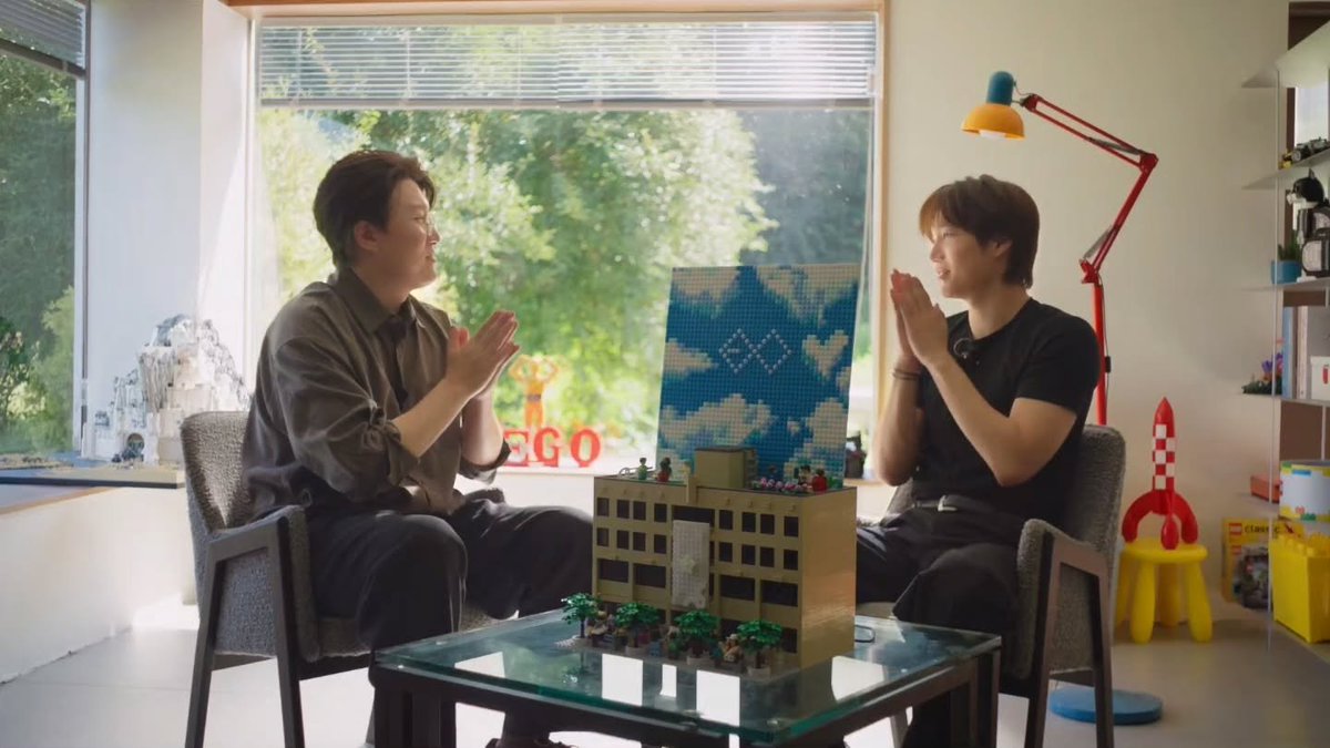 Hereiam_cafe's tweet photo. 261014 https://t.co/qGc4T4OdSd instagram 

공유, 하트, 댓글 많이 남겨주세요 💛
Share, like, Comments 💛 
https://t.co/gcXuBVXGlk

Full https://t.co/vM0nPhcODa

안녕하세요. 레고공인작가 Vant. 입니다.
이번 작품은 KAI님께서 오래전 가수의 꿈을 키우며 달려가시던 SM Entertainment 구사옥과, 그 안에 담긴 소중한 추억을 직접 그려주신 그림에서 시작되었습니다.

저는 그림을 처음 보는 순간, 마치 어린 시절의 그림일기장을 펼쳐보는 듯한 따뜻한 감정을 느꼈습니다.
그래서 그 속에 담긴 추억과 상상을 레고 브릭으로 더욱 생생하게 구현하고 싶었습니다.

특히 많은 팬분들의 추억이 담긴 '구름 연습실'은 끝없는 가능성과 희망을 상징하는 공간으로 표현하고자,
하늘과 맞닿아 있는 듯한 배경을 연출했으며 작품 속에 조명과 스피커를 더해 빛과 음악이 함께 어우러지도록 구성했습니다.
단순히 보는 작품을 넘어, 그 시절의 감동과 추억을 오감으로 느낄 수 있도록 담아보았습니다.
카이님의 소중한 추억이 담긴 이 작품이 팬분들께도 따뜻한 기억으로 전해지길 바랍니다.

풀영상에서 작품에 담긴 이야기와 과정을 더욱 자세히 만나보실 수 있습니다.
프로필의 유투브 링크에서 확인해 보세요! 🎥 감사합니다.

#엑소카이 #EXO #KAI #jongin #김종인 #카이 #カイ #종인 #金钟仁 #KAIxLego #레고 #LEGO #레고빌더스클럽 #LEGOBuildersClub @LEGO_Group