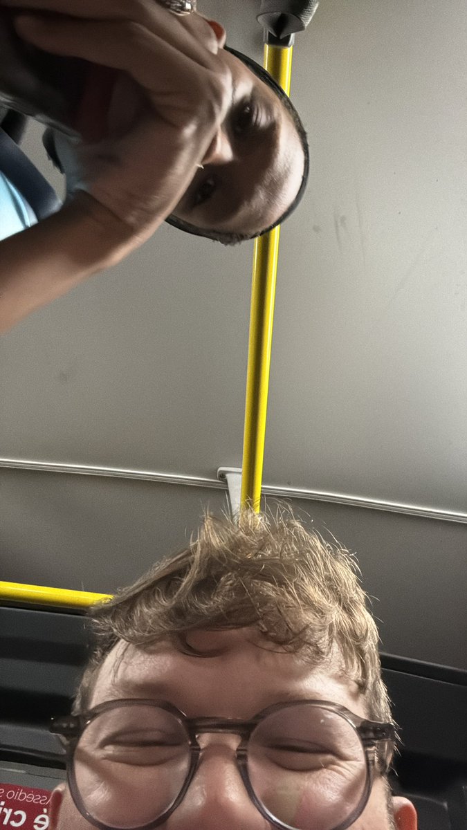 notvictro's tweet photo. e hoje que eu tava no ônibus cismado que a moça em pé do meu lado estava olhando meu celular? diminuí o brilho da tela, tirei uma foto e peguei ela no pulo https://t.co/9ZSTD90kkF