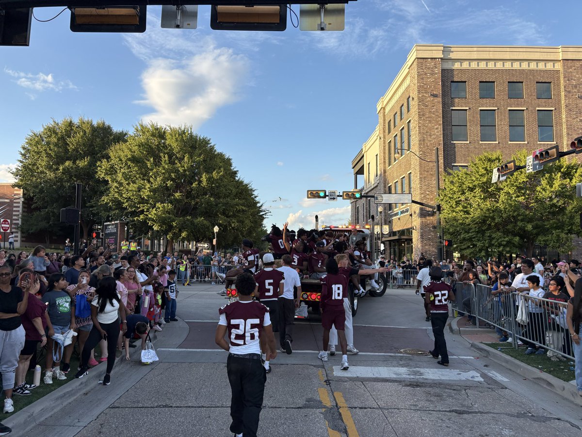 CoachNBlackwell's tweet photo. For the City #TheLew #Homecoming @LHSFball @LaykonBrass10 @Ace4Six https://t.co/hRYBhJyRbL