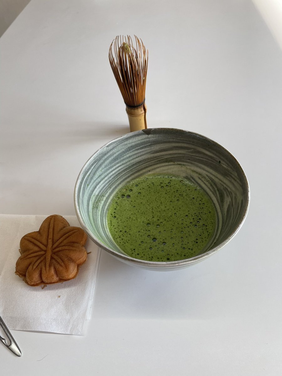 fujio5656's tweet photo. 昨日は、職場でお抹茶を頂きました。
お菓子はもみじ饅頭🍁
花は秋海棠でした。 https://t.co/WmLQVtNm2K