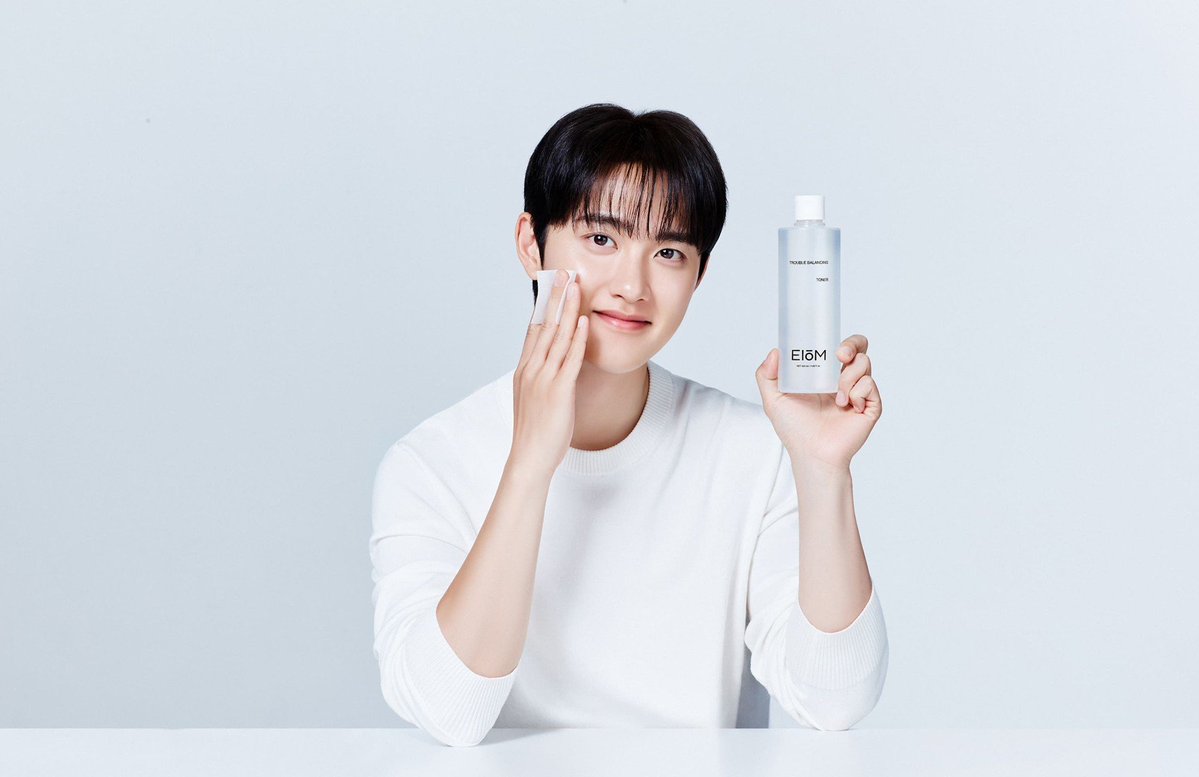 DODBBONG's tweet photo. 도경수, 스킨케어 브랜드 모델 발탁
https://t.co/OP96mKgbbD

도경수는 최근 진행된 광고 촬영에서 특유의 깨끗하고 건강한 이미지와 자연스러운 매력을 선보였다. 특히 균일한 피부톤으로 현장 스태프들의 감탄을 자아냈다는 후문이다.

이번 모델 발탁은 도경수와 브랜드의 기존 인연으로도 주목받고 있다. 도경수는 평소 이옴의 ‘트러블 바이옴 패치 마스크’를 사용해 온 것으로 알려졌다. 도경수는 “평소 피부톤이 좋다는 이야기를 많이 들었는데, 평소 사용하던 제품의 브랜드 모델로 함께하게 돼 더욱 특별하게 느껴진다”고 소감을 밝혔다.

#도경수 #디오 #KYUNGSOO #ギョンス