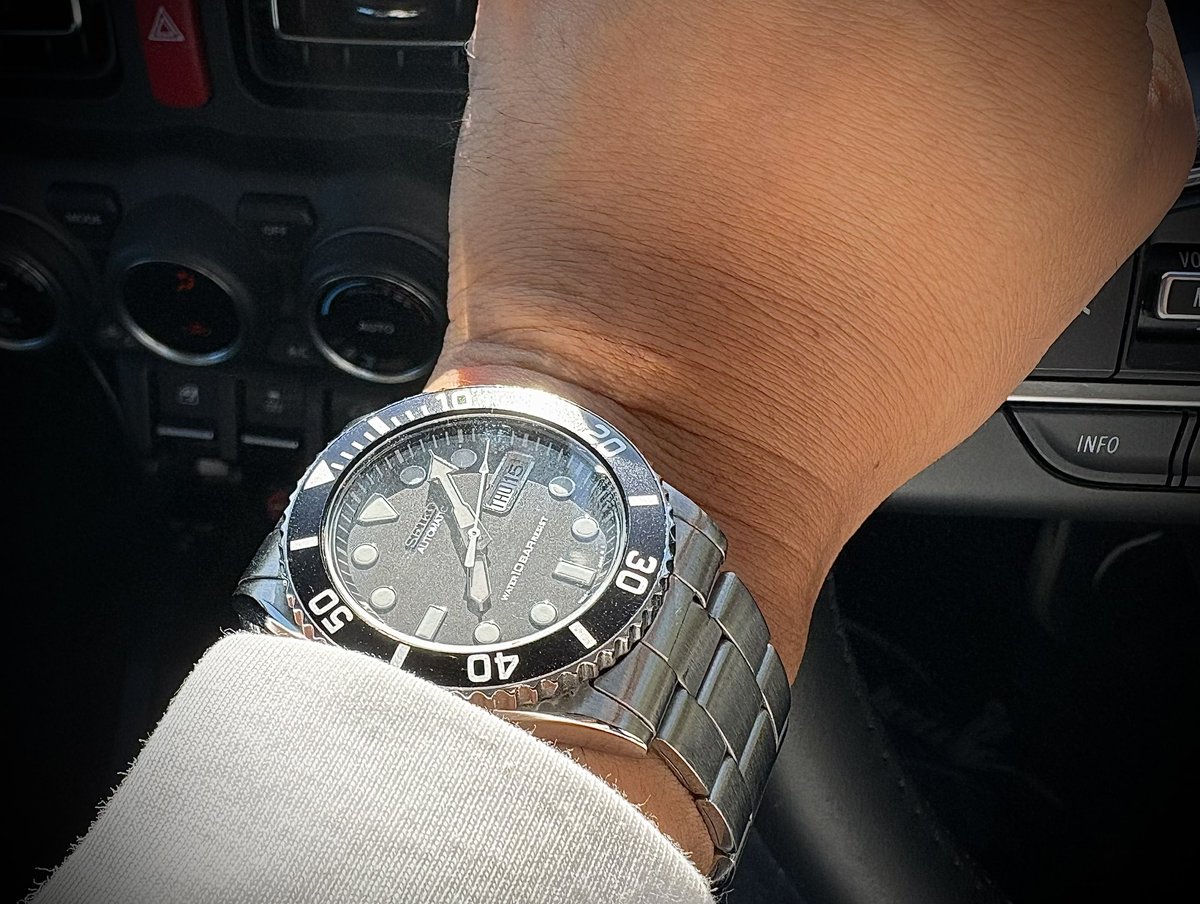 ka2ka203's tweet photo. 今日はSEIKOサブ、SEIKOマリーナとも言うみたい。
SKX031
一ヶ月くらいはコレとデイトの二本交互使用に…
早くOHから帰ってこないかな…
#SKX031
#seiko 
#逆輸入SEIKO https://t.co/02JU5Kg0Cv