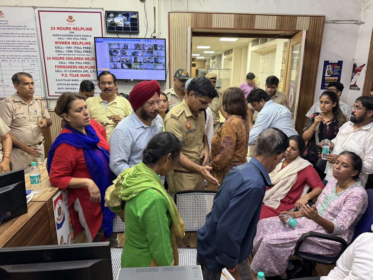 gurdeepsappal's tweet photo. पुलिस थाने में बेटी अंकिता के माता पिता।

तिलक मार्ग, नई दिल्ली थाना।

न्याय नहीं, हिरासत।

और दुष्यंत गौतम को सजा नहीं राज भवन। https://t.co/ghi0wJfbvp
