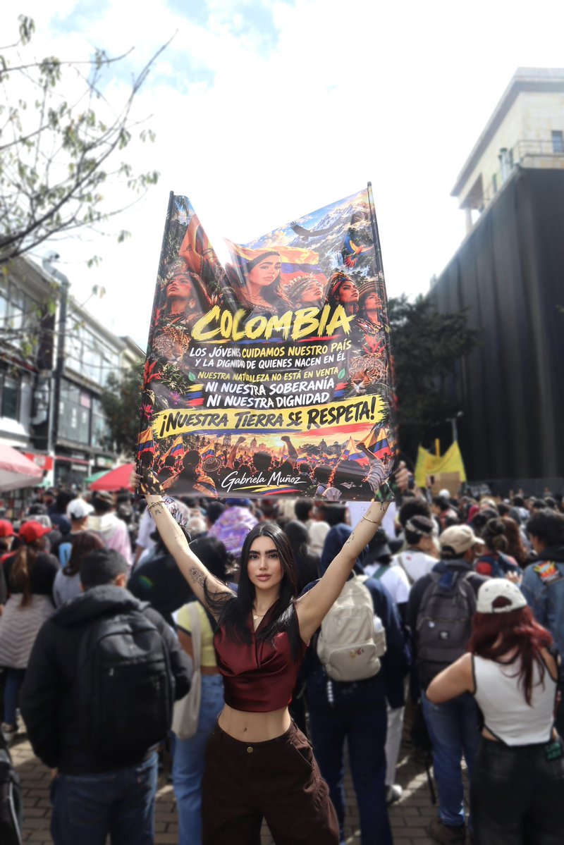 gabymunozz_'s tweet photo. Hoy marcho por la tierra que me vio nacer, por las generaciones que vienen y por la dignidad de un pueblo que jamás debería tener que arrodillarse para vivir en paz.

Las juventudes no heredamos esta tierra para venderla, sino para cuidarla, defenderla y hacerla respetar.

Nuestra naturaleza, nuestra soberanía y nuestra dignidad no se negocian. 🇨🇴❤️‍🔥