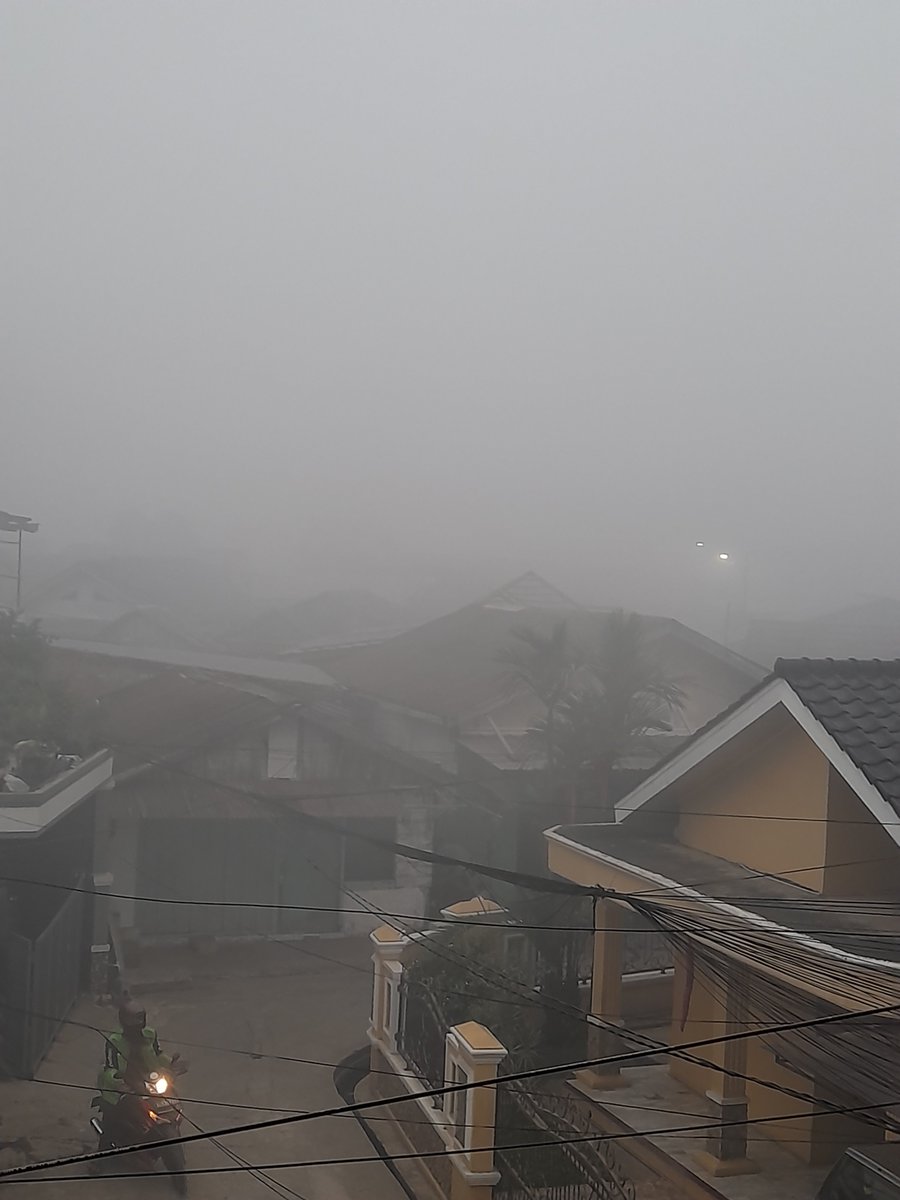 memorosie's tweet photo. selamat pagii mantimun‼️🌤️ here's the view in front of my room today. inilah pemandangan udara yang ngebuat wali kota palembang eNjOy 😹✌🏻 i swear this is THE WORST i've seen it so far :(
ujung-ujungnya selalu warga yang harus adapt, warga yang harus belajar maklum, warga juga — https://t.co/VMwMoKhKiN