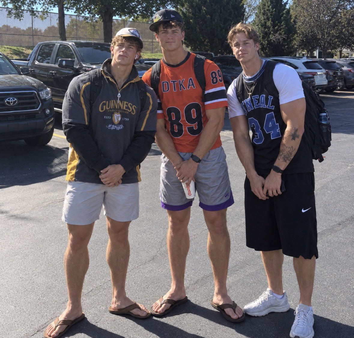 str8boyworship's tweet photo. They own their campus bro https://t.co/p3QN8mAhHY