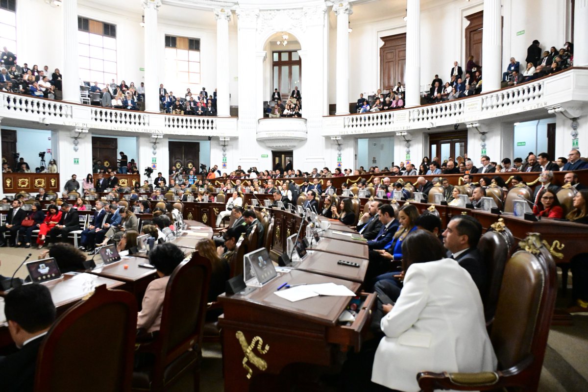LaSEMOVI's tweet photo. Durante el Segundo Informe de Gobierno, la Jefa de Gobierno, @ClaraBrugadaM, presentó los avances y proyectos que fortalecen la electromovilidad como parte de la estrategia para modernizar el transporte público. 🚡🚎🚍⚡

En la Secretaria de Movilidad, avanzamos en la ampliación y modernización de la Red de Movilidad Integrada, cada proyecto contribuye a facilitar traslados, conectar con distintos puntos de la ciudad y llegar a zonas de difícil acceso. 

¡#VamosPorMás conectividad y oportunidades para todas y todos! ✅