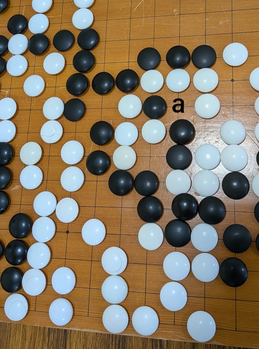asakaru_igo's tweet photo. 黒aツギが正着。

白4子を取ることばかり考えて自分の弱点に目がいかず、アタリをかけていく初心者さん、かなり多いです。

実戦もそれで逆に黒1子を取られちゃいました😅あるあるですね。

はやる気持ちを抑えて確認。
大事ですね☝️

#囲碁 #札幌 #囲碁教室 #実戦手筋 #級位者 https://t.co/zEFhVNLt4j