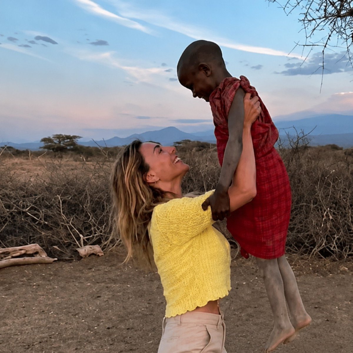 xPodrii's tweet photo. Le lavo la mano al niño solo para que no le manche y poder hacerse la fotito 💀

Qué acción más solidaria ❤️‍🩹 https://t.co/zxFni6YphH