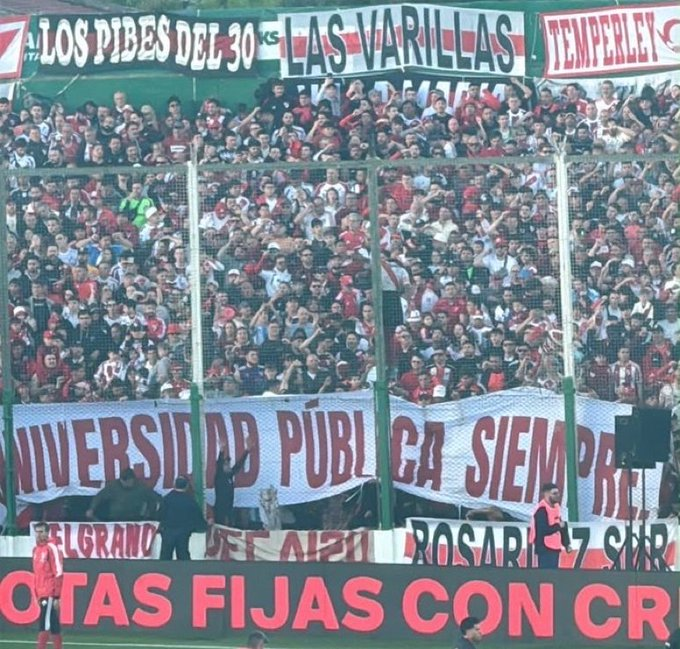 ElMasGrannde's tweet photo. 🔥🇦🇷 “UNIVERSIDAD PÚBLICA SIEMPRE” - La bandera que muestran los hinchas de River en Junín. https://t.co/XPk9bRMNl2