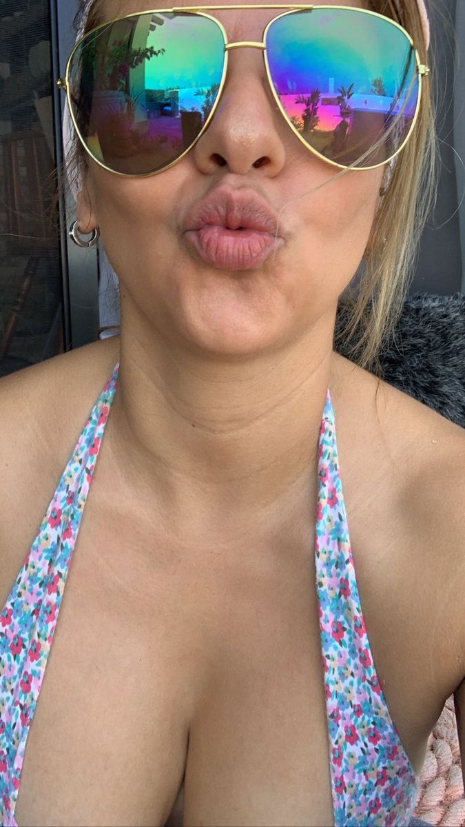 Marianaervy's tweet photo. Un beso a todos los que dicen soy fake o bot 😘
#FelizMiércoles https://t.co/3mNP7RPpxF